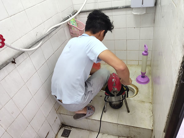 东风管道堵塞冒臭气 专业师傅现场解决问题